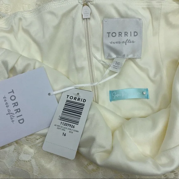 Torrid Women’s Plus Size Ivory Lace Capelet Wedding Dress Size 16 - Picture 12 of 12